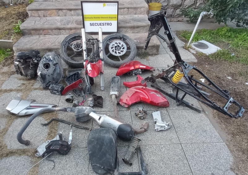Allanaron una casa y encontraron una moto desarmada